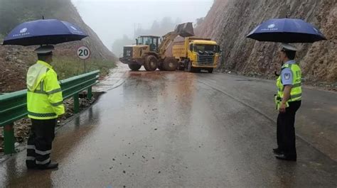 来宾：受降雨影响道路出现泥石滚落边坡塌方 多部门展开抢险救援|来宾市|降雨|救援_新浪新闻