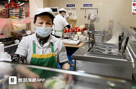 重庆部分餐厅恢复堂食供应 市民戴口罩排队吃火锅_新浪图片