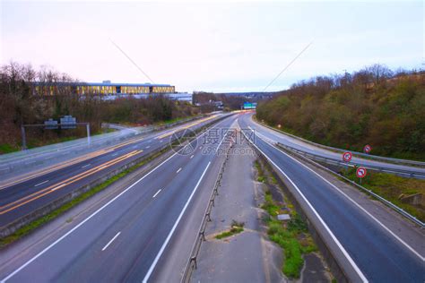在快车道上行驶的汽车和卡车旋转高速公路上的车辆在光绘中以长时间曝光模高清图片下载-正版图片503810691-摄图网