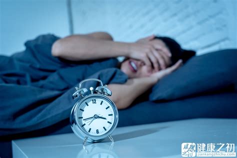 失眠是什么原因引起的（失眠是这4个原因在作怪，5妙招帮你一次性解决，一贴枕头就睡！） | 说明书网