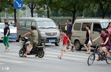8岁小学生过马路被摩托车撞 校车公司担责30%_湖南频道_凤凰网