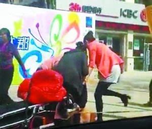 兰州5名女子当街脱光“小三”衣服泼粪 四岁女童哭求无人助 - 长江商报官方网站