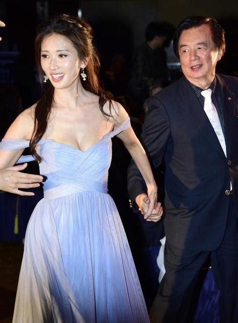 林志玲和父亲一起跳舞，父亲的眼神亮了！网友：尴尬了！