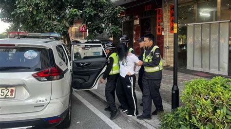 邱某（女，32岁），被紧急围捕、当街抓获！_京报网