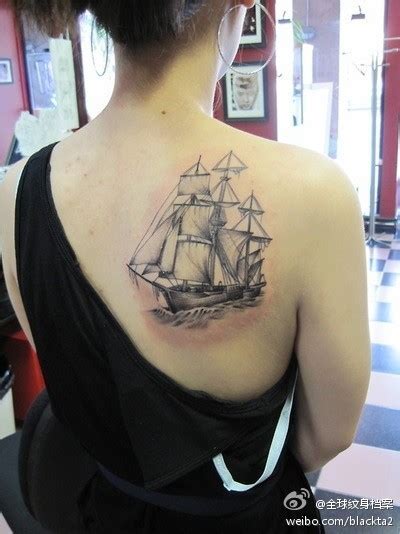 女生肩背精美的帆船纹身图案