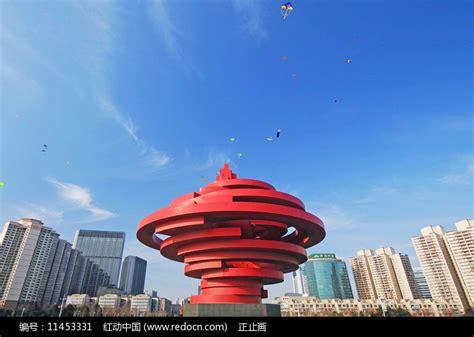 山东青岛五四广场雕塑五月的风高清图片下载_红动中国