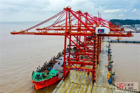 宁波舟山港：首批4台自动化龙门吊登陆金塘港区-人民图片网
