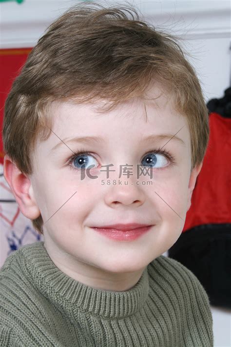 蓝色大眼睛的可爱四岁男孩高清摄影大图-千库网