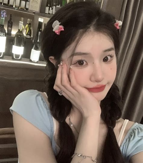 甜美女生头像吃雪糕