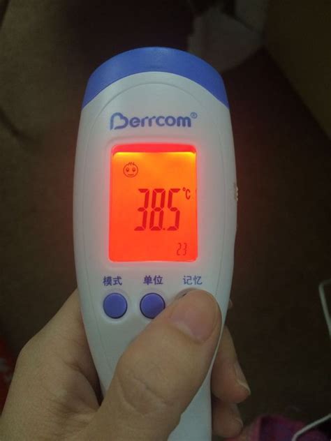 手拿着体温计38.5图片 刚好昨晚发烧37.5的体温