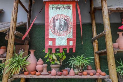 钦州千年古陶城，看非遗代表性传承人，如何制作坭兴陶_文化