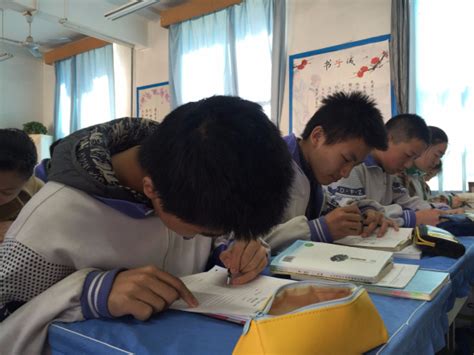 济南一中学尝试让学生自选同桌引热议 —山东站—中国教育在线
