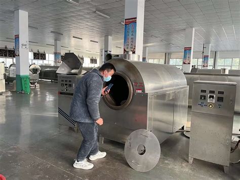 河南郑州客户来厂考察中大型电磁炒货机