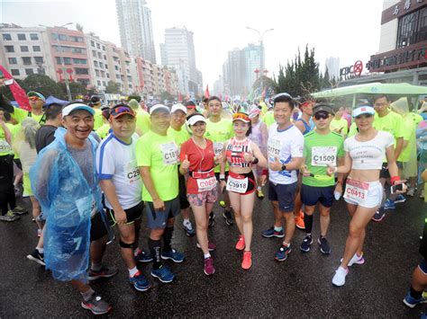 贵州六盘水第六届夏季国际马拉松赛上的供电女选手|贵州|六盘水|供电_新浪新闻
