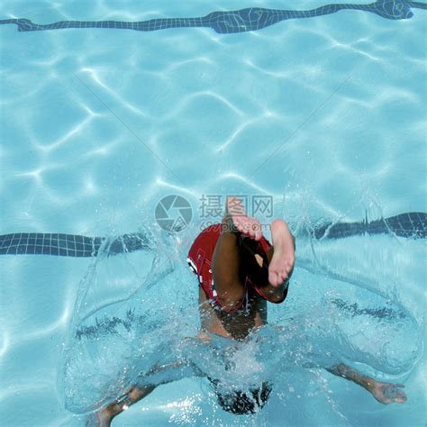 小男孩跳进游泳池水池游泳假期孩子们孩子闲暇生活游泳者乐趣童年高清图片下载-正版图片320346095-摄图网