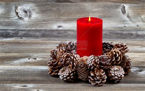 在木板上与圣诞花圈对着木板上燃烧蜡烛的紧贴照片高清图片下载-正版图片304510286-摄图网