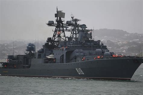 英国军舰在黑海挑事，闯入克里米亚附近领海，俄罗斯直接投弹驱赶