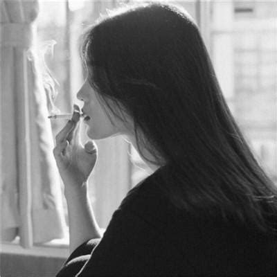 温柔女生黑背景头像