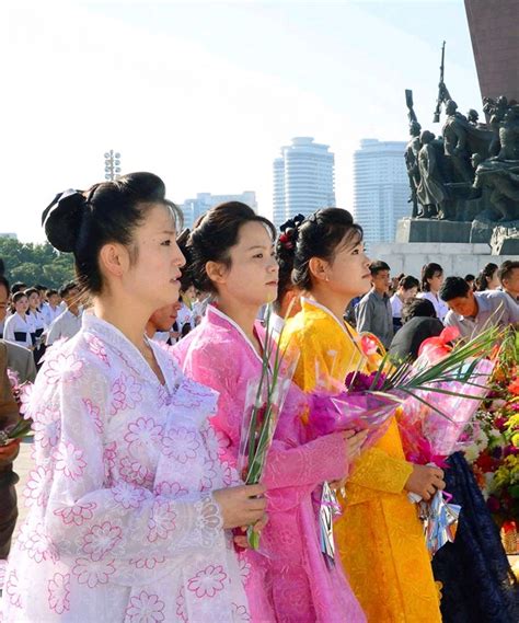 朝鲜民众向金日成和金正日铜像献花庆国庆(组图)