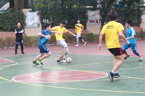在中国踢足球的人多还是打篮球的人多？-