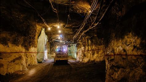 南非最深最大金矿，挖了4000米仍不见底，下面到底藏着多少金子？_腾讯视频