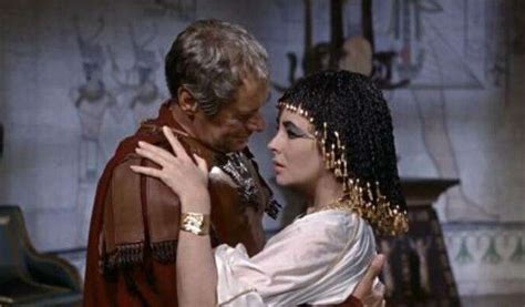她是世界著名的埃及艳后，凯撒大帝为她着迷，死因至今还有人争论
