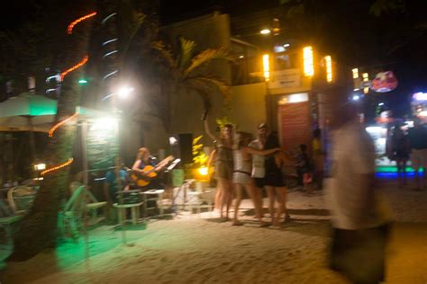 2024夜里浪漫的沙滩酒吧由于带着孩子，无法玩酒吧，就这样过路感受一下吧_长滩岛丽晶酒店海鲜自助餐-评论-去哪儿攻略
