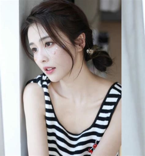 甜美女生头像双丸子头