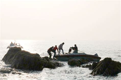 小青岛景区附近两名游客被困礁石 青岛海警局市南工作站紧急驰援-半岛网
