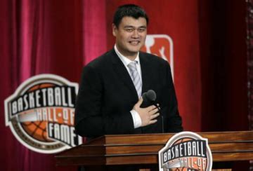 [体育]姚明：首位华人入驻NBA名人堂（双语）