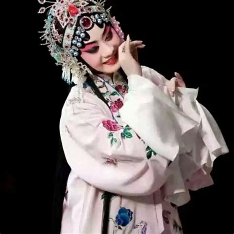 《国粹艺苑》京剧名家于魁智和李胜素，演唱京剧《白毛女》台下老外听得懵圈了