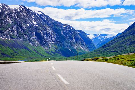 穿过夏季挪威山脉的道路绿色景观旅行旅游挪威山区的道路景观高清图片下载-正版图片300883266-摄图网