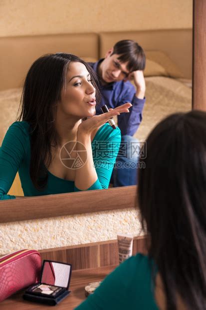 站在镜子前的年轻女子高清图片下载-正版图片501525158-摄图网