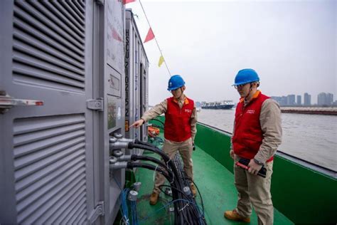 长江流域最大载重吨位电动货船在南京成功首航_中国江苏网