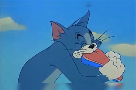 猫和老鼠：汤姆饥不择食，居然把鞋子吃了，这是一个有味道的画面_汤姆_鞋子_味道