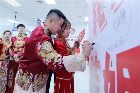 上海夫妻为买房排队离婚:能来离的都是真爱(含视频)_手机新浪网