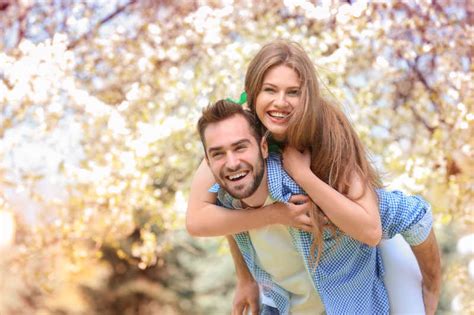 年轻情侣在公园里开心的笑着图片_年轻可爱的夫妇在春天公园里甜蜜的笑着素材_高清图片_摄影照片_寻图免费打包下载