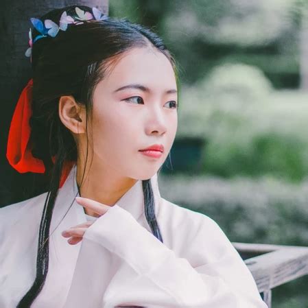 白衣甜美女生头像真人