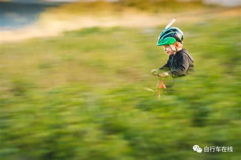 可爱宝宝学骑平衡自行车。一个小孩试图在阳光明媚的公园里骑自行车。那孩子梦想成为一名摩托车手照片摄影图片_ID:425652973-Veer图库
