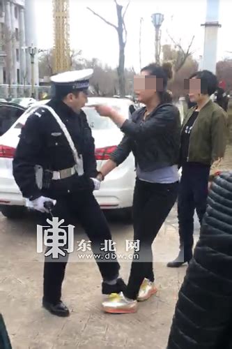 哈尔滨两女子拒不接受违停处罚，当街抢罚单打交警_直击现场_澎湃新闻-The Paper