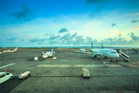 大型客机停放在巴厘岛国际机场高清图片下载-正版图片303344780-摄图网