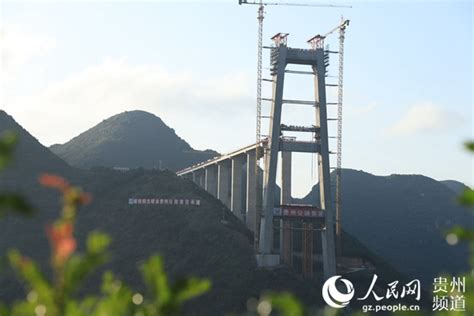贵州兴义峰林特大桥4号主塔中横梁成功吊装-国际在线
