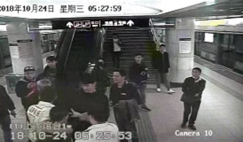 凌晨5点多男子地铁站内抢劫 众人合力擒住“抢包贼”_上海滩_新民网