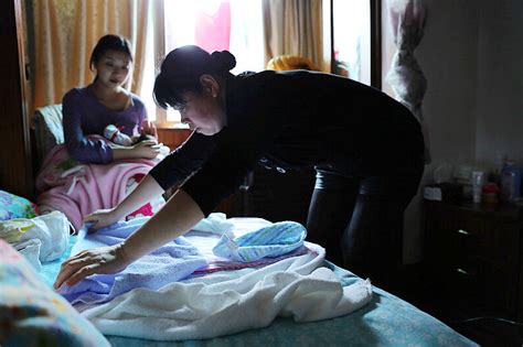 都市月嫂图片故事：月嫂邓小梅的一天 - 都市月嫂网 - 您身边的母婴护理专家
