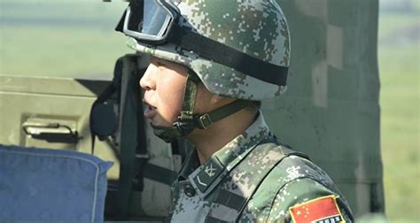 中俄军演后两军联合阅兵 普京给中国士兵发勋章(图)_手机新浪网
