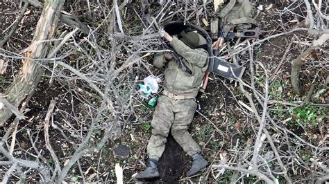俄乌交战前线真实录像：乌克兰女兵尸体堆积如山，场面惨不忍睹_腾讯视频
