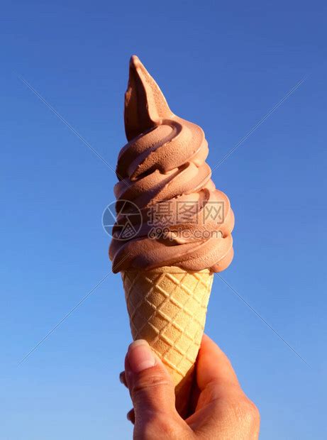 手握着巧克力软为冰冷的Cone高清图片下载-正版图片506704591-摄图网