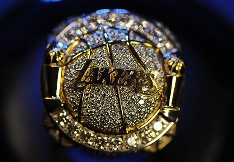 2000年至今的NBA总冠军戒指细节图 哪个最漂亮? 科比戒指最特别|奥布莱恩|总冠军|戒指_新浪新闻