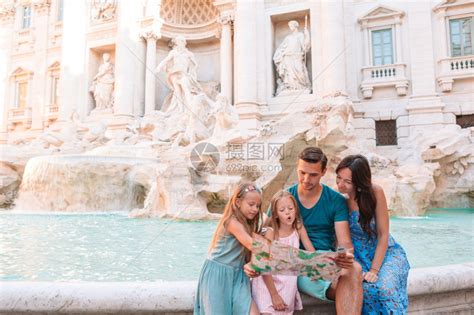 水级联意大利罗马丰塔纳迪特雷维家庭肖像快乐的父母和孩子在欧洲享受意大利假期高清图片下载-正版图片308067501-摄图网