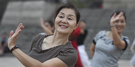 明年起，大妈跳广场舞有啥规范可循？上海这部条例来了_手机新浪网
